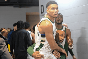 Giannis Antetokounmpo e la saga del pallone. Le immagini e le parole