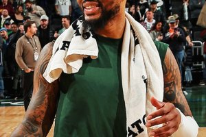 Lillard entra nel club dei 20.000 punti, i Bucks battono gli Spurs