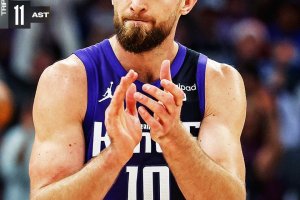 Sacramento supera Phoenix con la tripla doppia di Sabonis