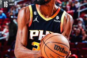 Kevin Durant realizza la 18ª tripla-doppia della carriera, i Suns battono i Rockets