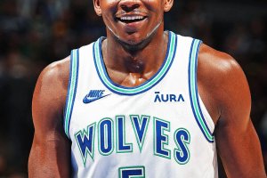 Minnesota rovina il compleanno di LeBron e batte i Lakers