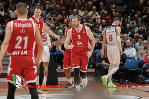 Melli e Vogitmann scrivono l’impresa: l’Olimpia in emergenza batte il Baskonia