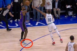 LeBron segna al limite della linea da 3, ma è da 2: “A che serve avere i replay?”