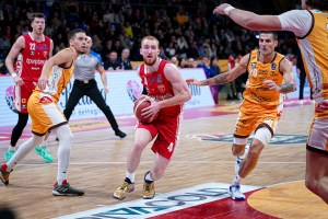 Mannion subito Re di Varese: 26 punti e vittoria corsara a Pesaro