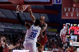Rayjon Tucker firma la schiacciata dell’anno