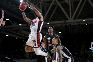 Finale polemico alla Segafredo Arena: i mancati falli su Tucker