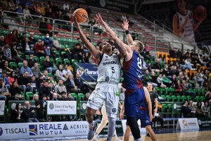26 di Tyree, il Banco di Sardegna Sassari supera il King Szczecin e raggiunge il Play-In di BCL