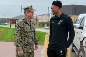 “Popovich un padre per me”: Dejounte Murray sogna un ritorno agli Spurs?