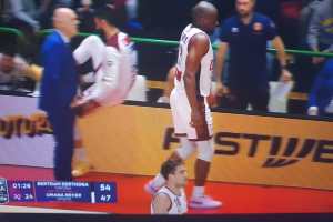 Umana Reyer Venezia, Mfiondu Kabengele esce del campo zoppicante