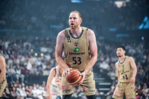 Alex Kirk gets Japanese passport
