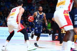 A Pesaro succede di tutto, ma a vincere è Sassari