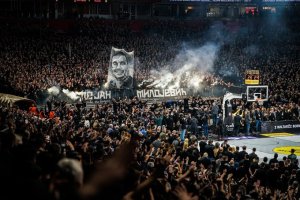 Partizan, i 23mila della Stark Arena omaggiano Dejan Milojevic
