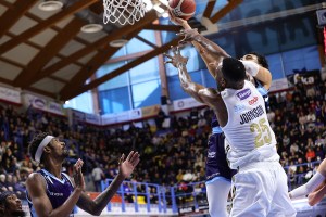 Bartley fa e disfa, Pullen e Brown la risolvono: Napoli espugna Brindisi