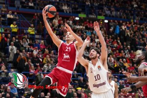 Il Forum canta “Bortolani segna per noi”. L’Olimpia si scrolla di dosso il Bayern nel quarto quarto