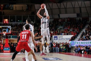 Belinelli scatenato, Varese lotta ma alla fine la Virtus espugna l’Itelyum Arena
