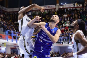Pallacanestro Brescia, due high per Miro Bilan contro Varese