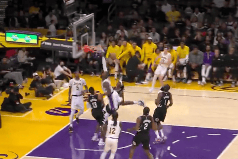 LeBron James posterizza