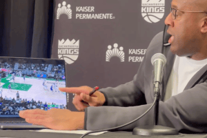Mike Brown tira fuori il portatile: la sfuriata del coach dei Kings è epica
