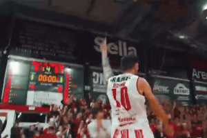 Carlos Delfino festeggia il successo di Cento. Battibecco con i tifosi Fortitudo?