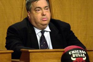 I tifosi Bulls fischiano Jerry Krause, lo sdegno della proprietà e di Steve Kerr