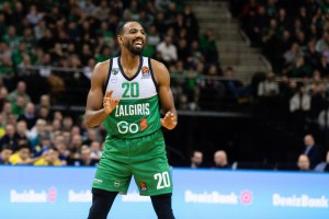 Zalgiris e Austin Hollins ai saluti
