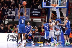 Brescia vince, veleggiando, a Napoli 83-104