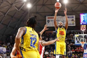 Scafati vince in rimonta contro Pesaro in un finale al cardiopalma