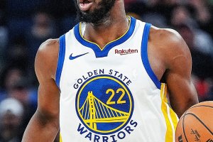 Wiggins prende per mano i Warriors, 76ers dominati