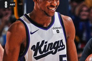 Fox segna 30 punti, i Kings rimontano e battono i Nuggets