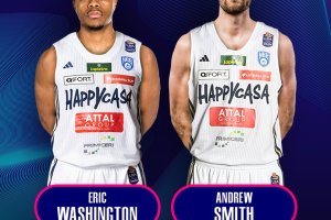 Happy Casa Brindisi sign Eric Washington and Andrew Smith