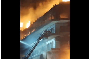 A fuoco un palazzo di 14 piani a Valencia. I messaggi di cordoglio