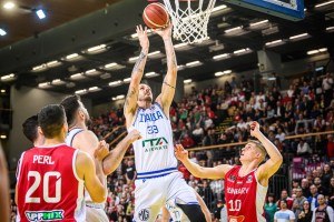 Italy plays a great second half and wins in Hungary