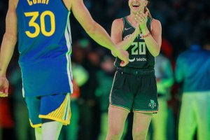 Stephen Curry batte Sabrina Ionescu nella sfida da tre punti