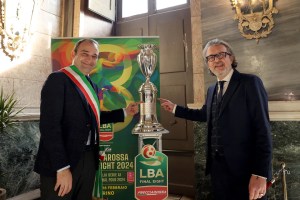 La Coppa Italia esposta presso il Palazzo Civico di Torino