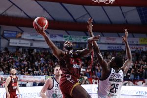 Simms: “Con Sassari abbiamo approcciato male in difesa, ora c’è Milano e bisogna giocare di squadra”