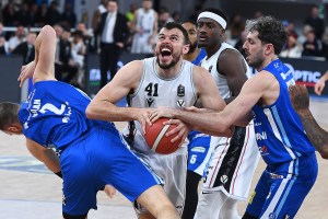 Aggancio in vetta: la classifica di LBA dopo il successo Virtus a Brescia