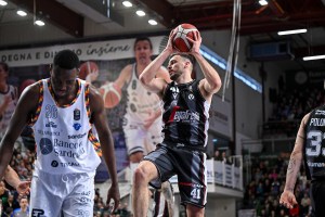 Virtus Bologna, Ante Zizic fatica: parte in quintetto poi non rientra più