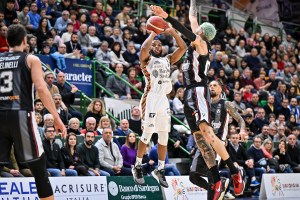 La Dinamo Sassari beffa la Virtus Bologna con un super Jefferson