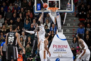 Sassari, Ousmane Diop festeggia le 200 partite
