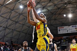 La Givova Scafati torna a vincere, battuta la Bertram Tortona in volata