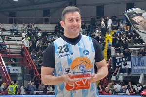 Francesco Cicchella premiato nell’halftime di Gevi Napoli – Estra Pistoia