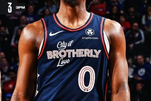Gli Hornets lottano, ma i 76ers scappano via nel finale