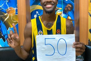 Nigel Hayes-Davis: il canestro del record