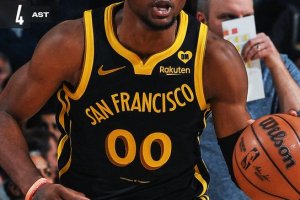 Stephen Curry raggiunge le 300 triple per la quinta volta, i Warriors battono i Grizzlies