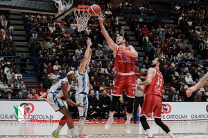 Napoli tiene ancora testa a Milano, l’Olimpia fatica ma batte la GeVi 86-84