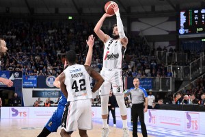 La Virtus vince a Brescia e conquista il primato con Belinelli e Polonara show