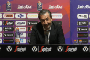 “Io in auge? Eh, insomma. Insomma”. La risposta di Luca Banchi è tutta da ridere