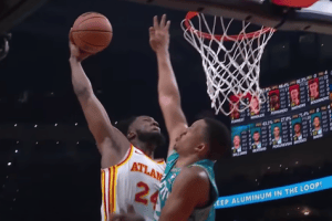 Il poster di Bruno Fernando guida la top 10 della notte NBA