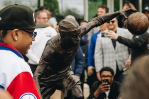 Philadelphia presenta la statua dedicata ad Allen Iverson