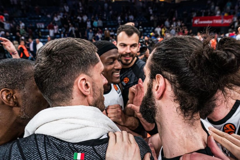 Il Corriere di Bologna titola: Virtus, una notte da favola. Batte l’Efes, la corsa continua